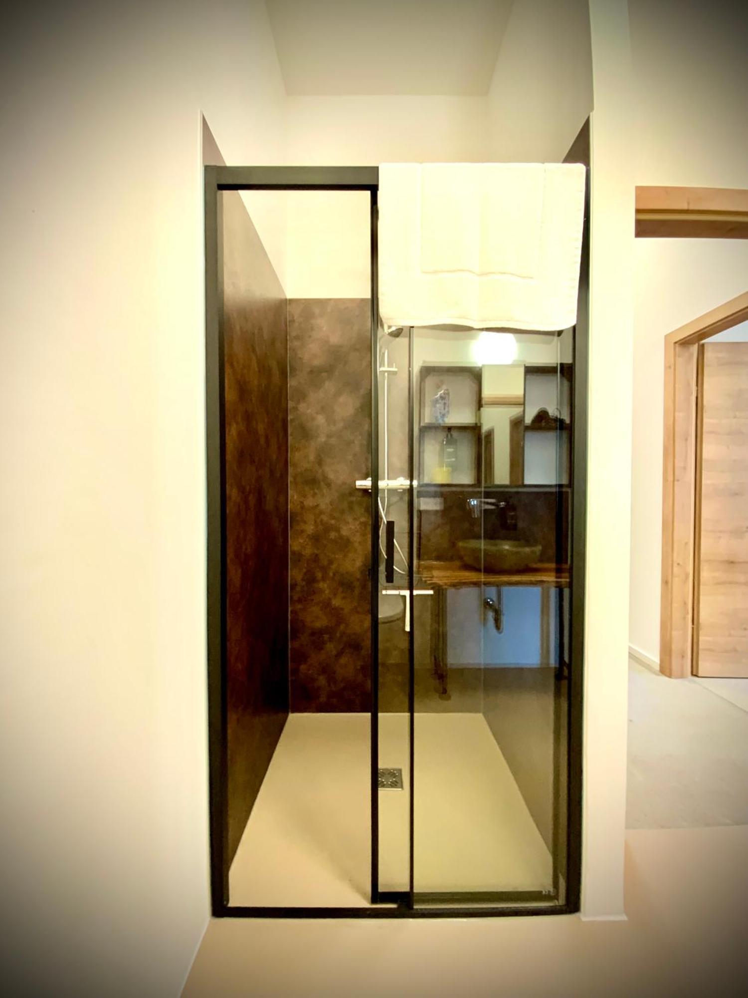 Waterfront - Urbane Eleganz Am Bachufer Apartment Villach Phòng bức ảnh