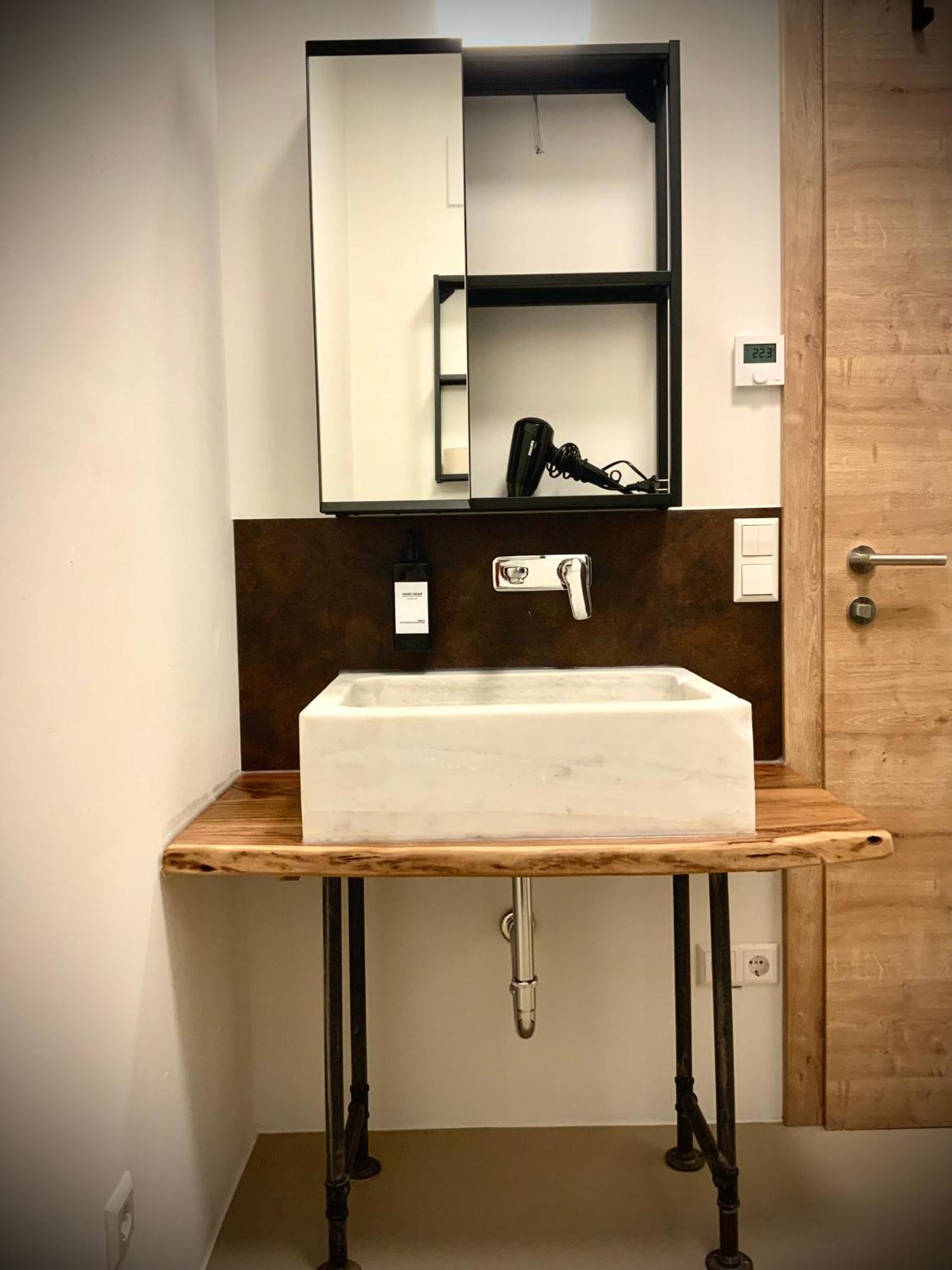 Waterfront - Urbane Eleganz Am Bachufer Apartment Villach Phòng bức ảnh