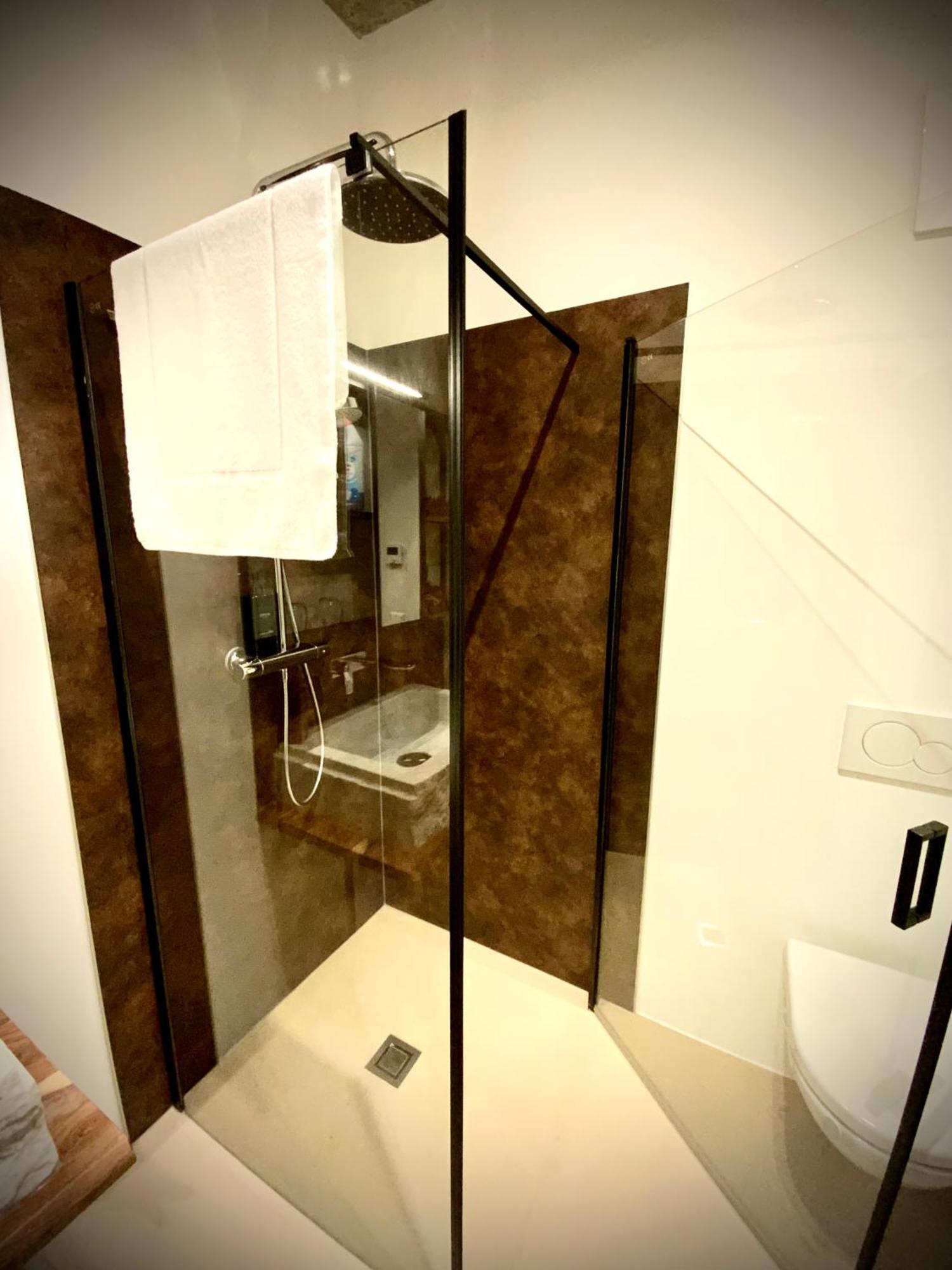 Waterfront - Urbane Eleganz Am Bachufer Apartment Villach Phòng bức ảnh